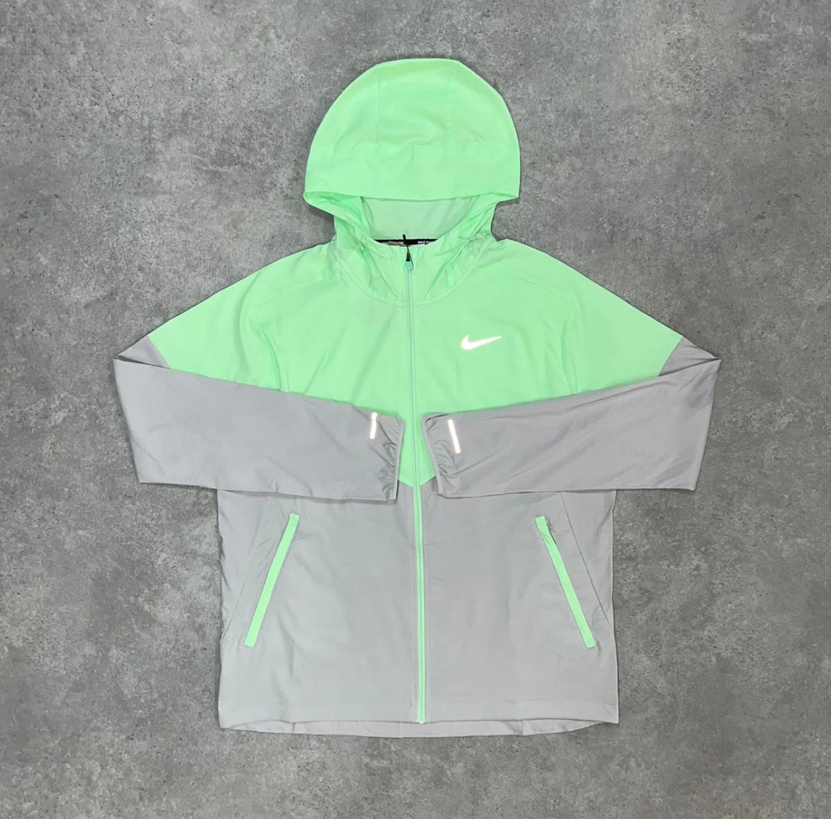 Nike UV Repel Windrunner -
Vapour Green