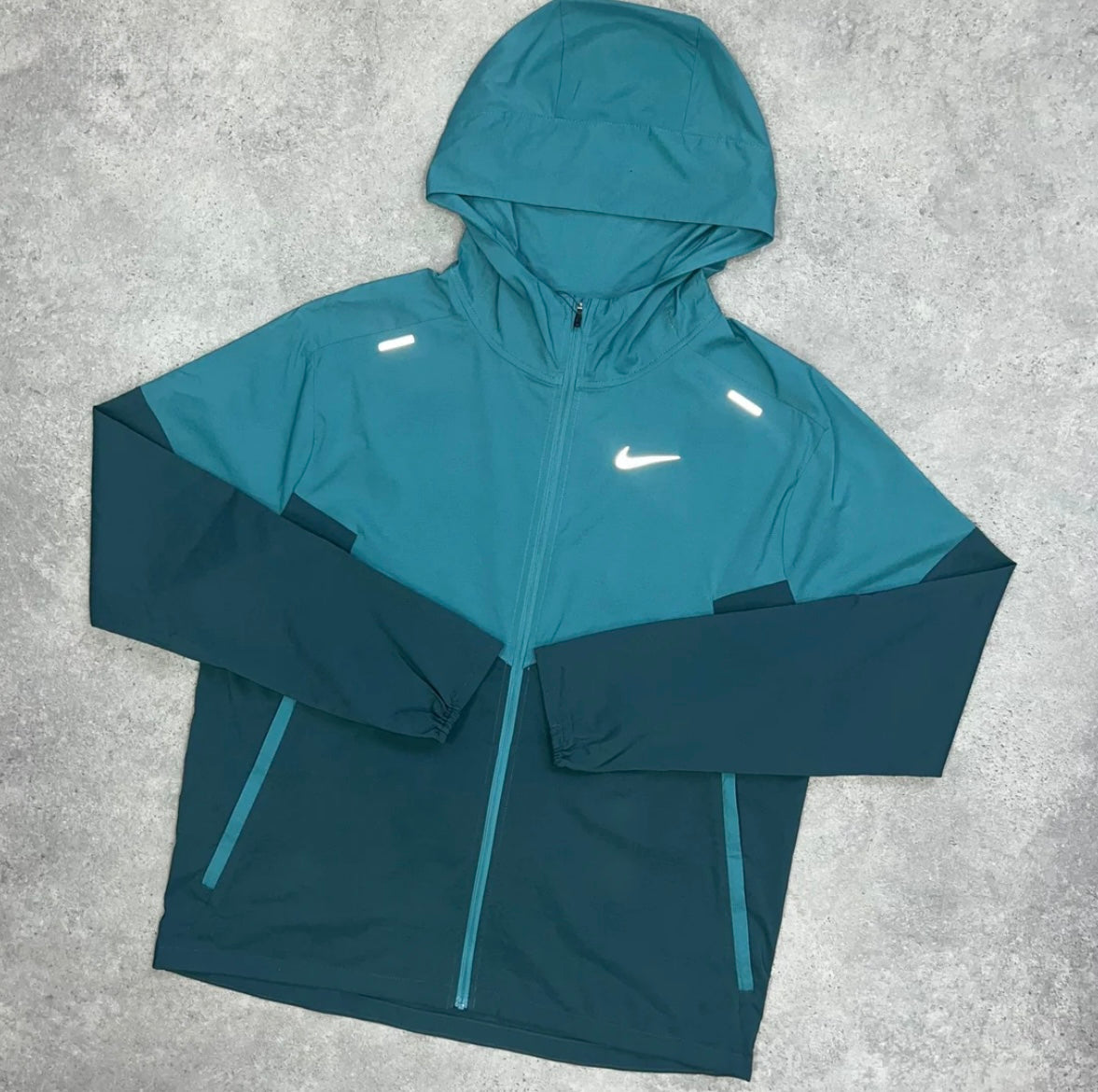 Nike UV Repel Windrunner -
Teal
